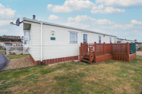 Great 6 berth caravan with decking by the beach in Suffolk ref 40023ND